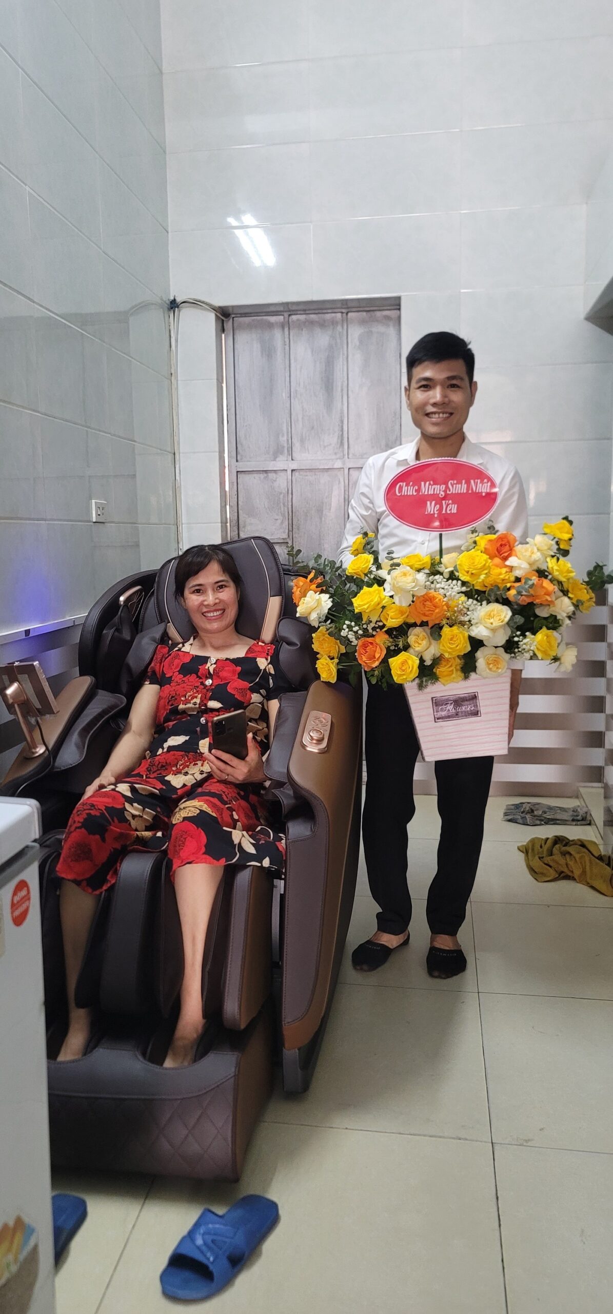 khach hang mua ghe massage scaled