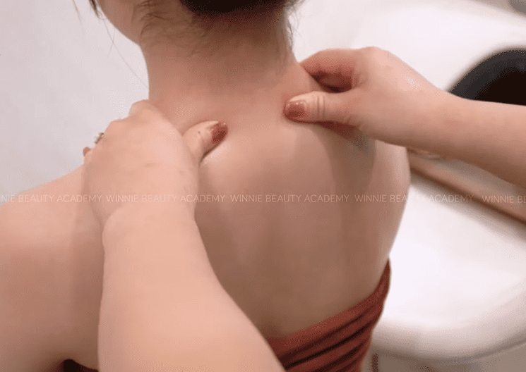 động tác massage cổ vai gáy