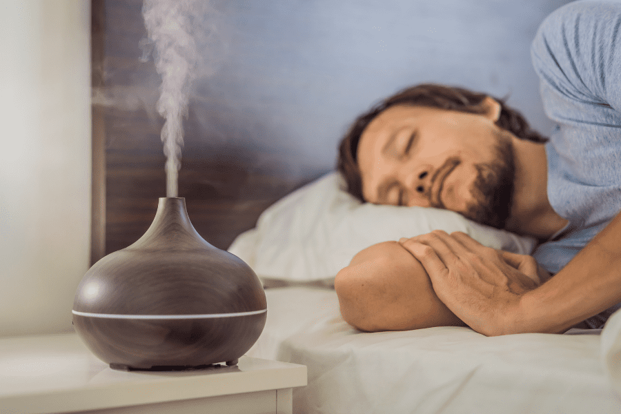 Xông tinh dầu để tạo mùi hương dễ chịu cho phòng ngủ, giúp ngủ ngon hơn
