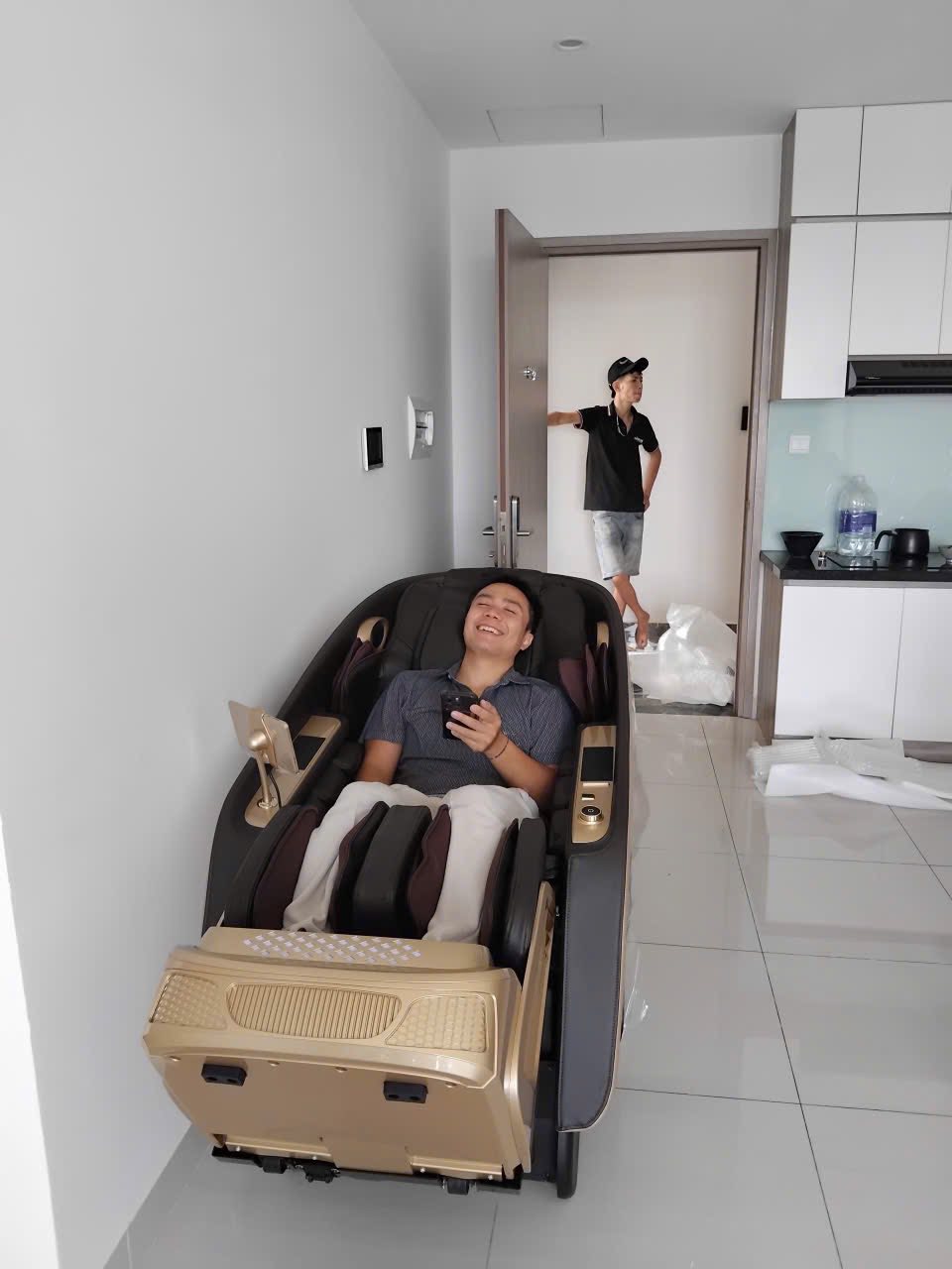 khach hang trai nghiem dung thu ghe massage azado tai nha