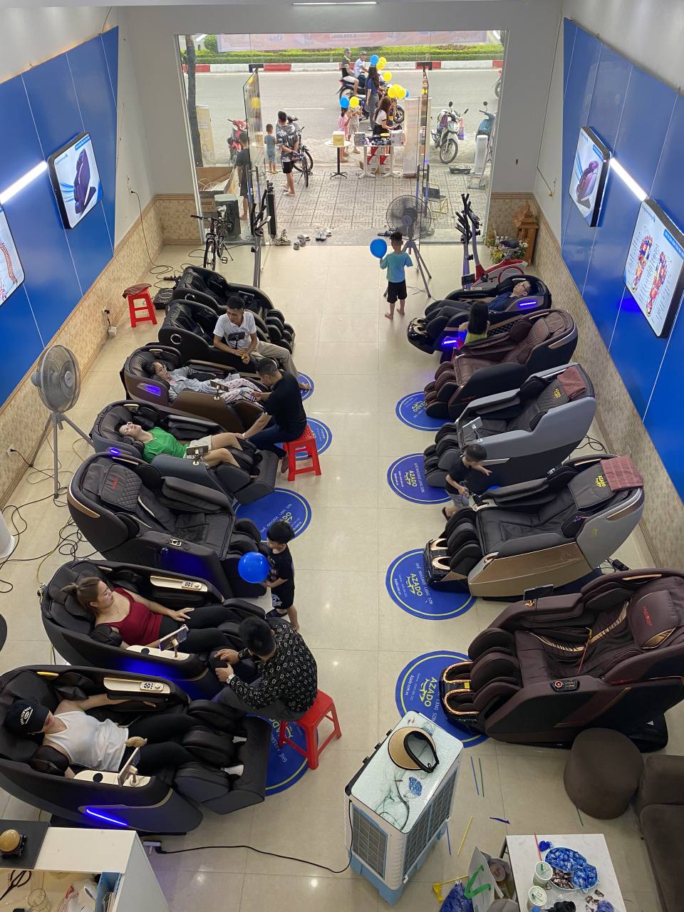 trai nghiem dung thu ghe massage azado tai cua hang