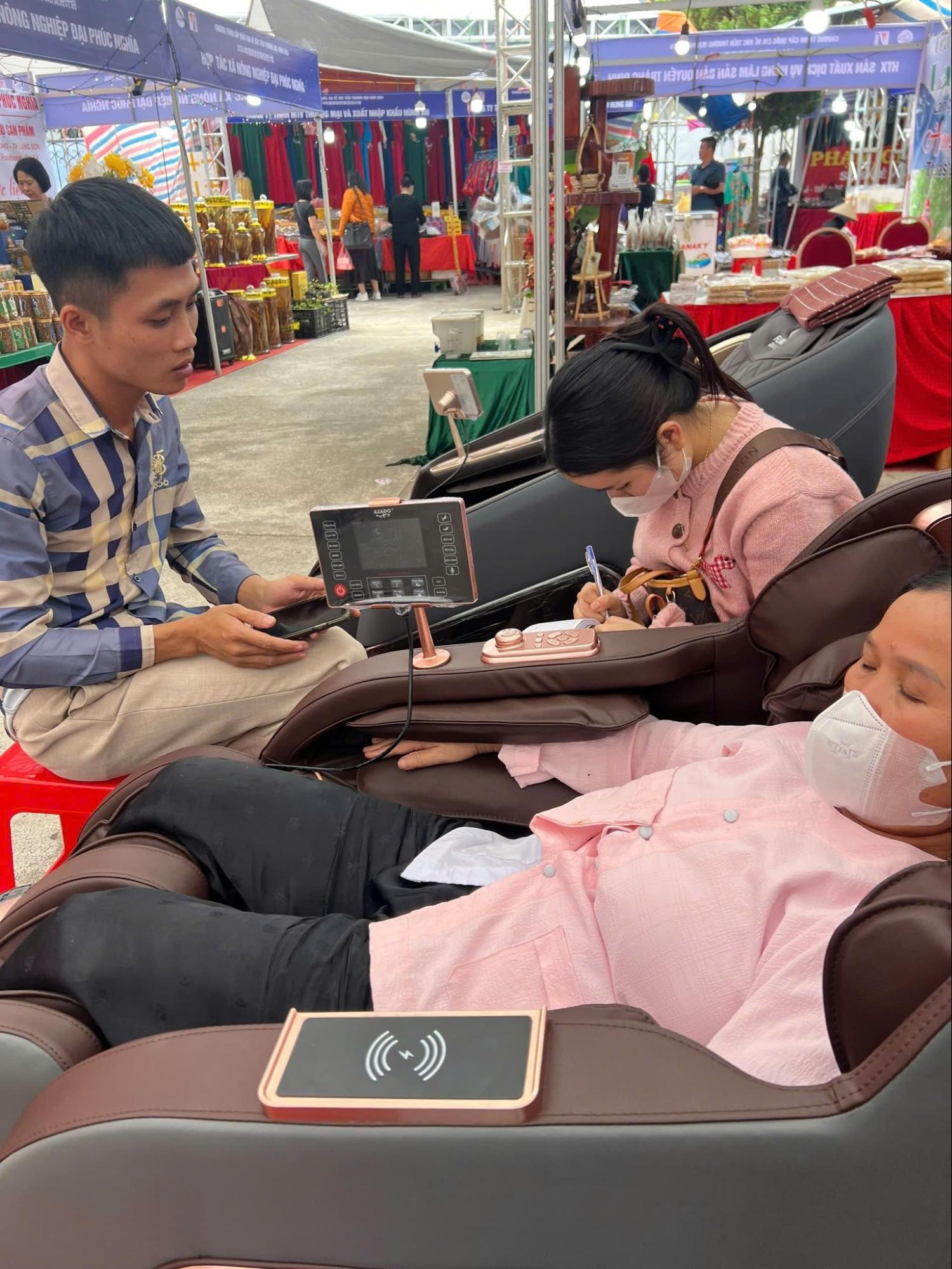 trai nghien dung thu ghe massage azado tai hoi cho