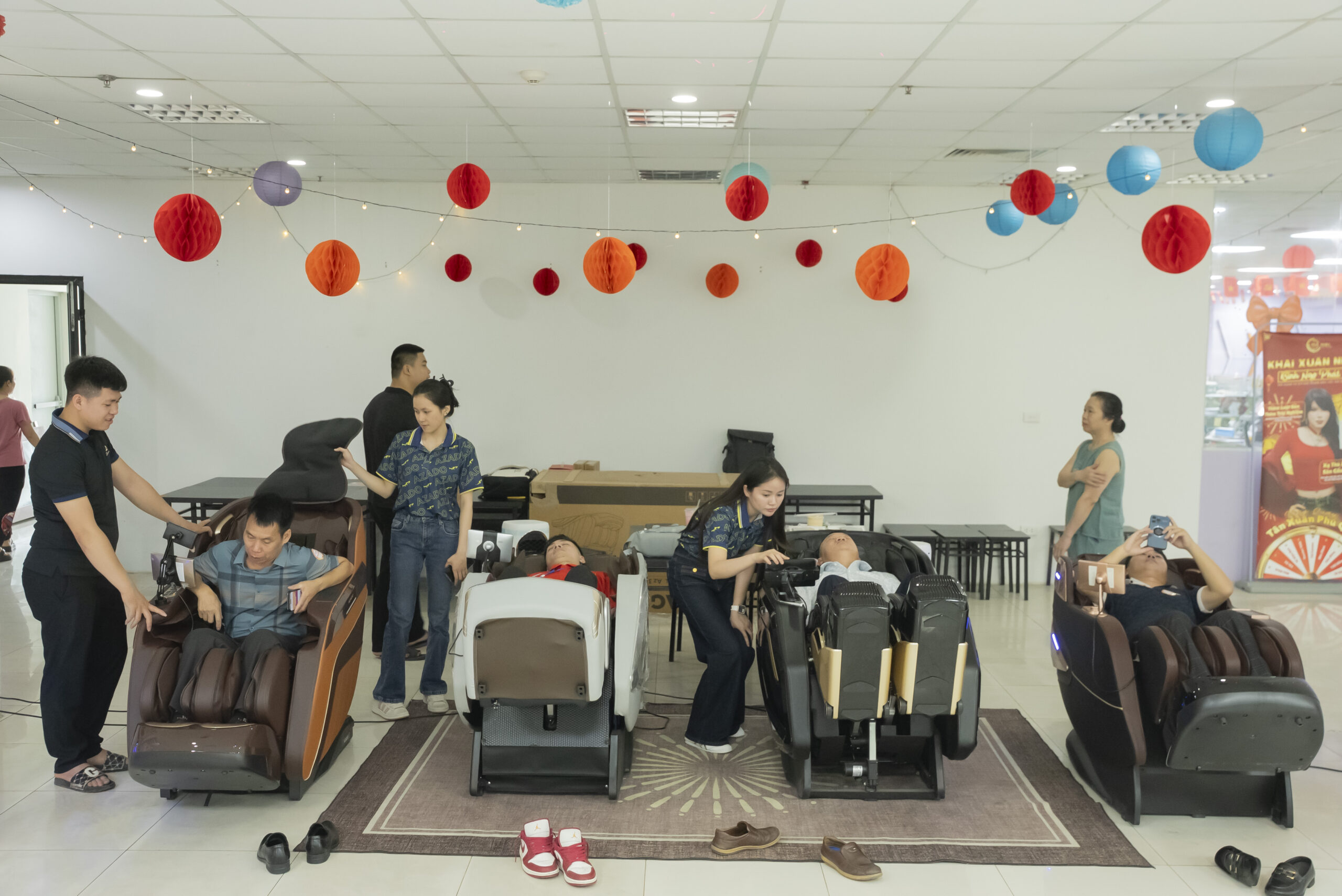 Các vận động viên và đại biểu trải nghiệm sự thư giãn tuyệt vời trên ghế massage AZADO ngay tại sự kiện.