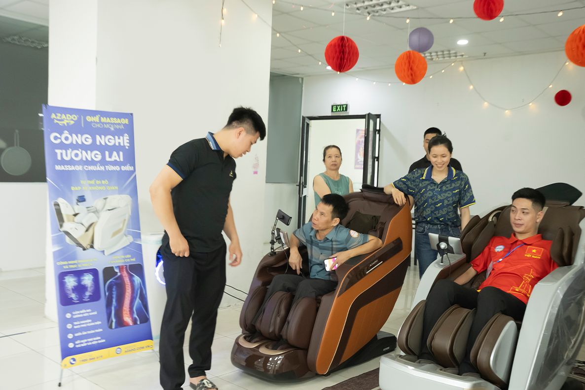 Các vận động viên và đại biểu trải nghiệm sự thư giãn tuyệt vời trên ghế massage AZADO ngay tại sự kiện. 